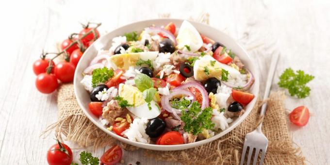 Ensalada con arroz, atún y huevos