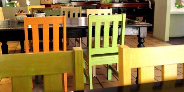 acentos de color en el interior: sillas