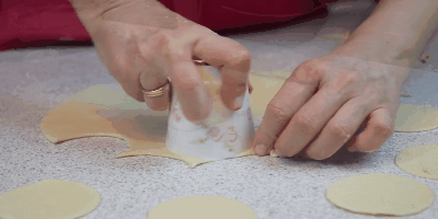 Cómo cocinar las bolas de masa: Cortar círculos