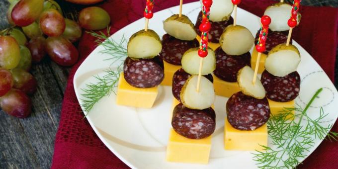 Canapés con chorizo, patatas y queso