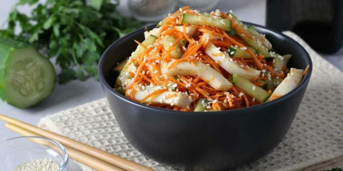 Ensalada de calamares, zanahorias al estilo coreano y pepinos