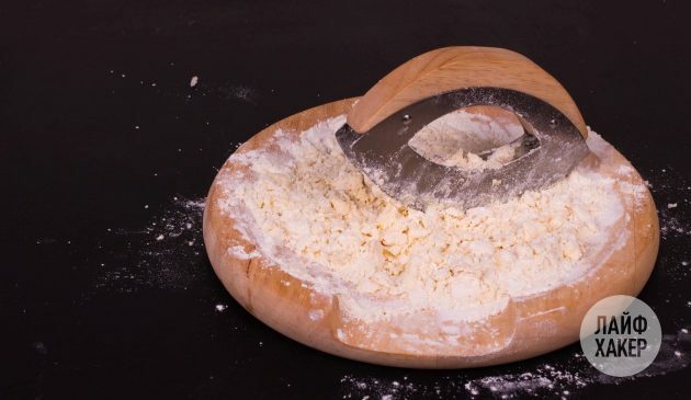 Galletas de queso: convierta la mantequilla y la harina en pequeñas migajas